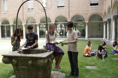 Studenti nel chiostro del Rettorato